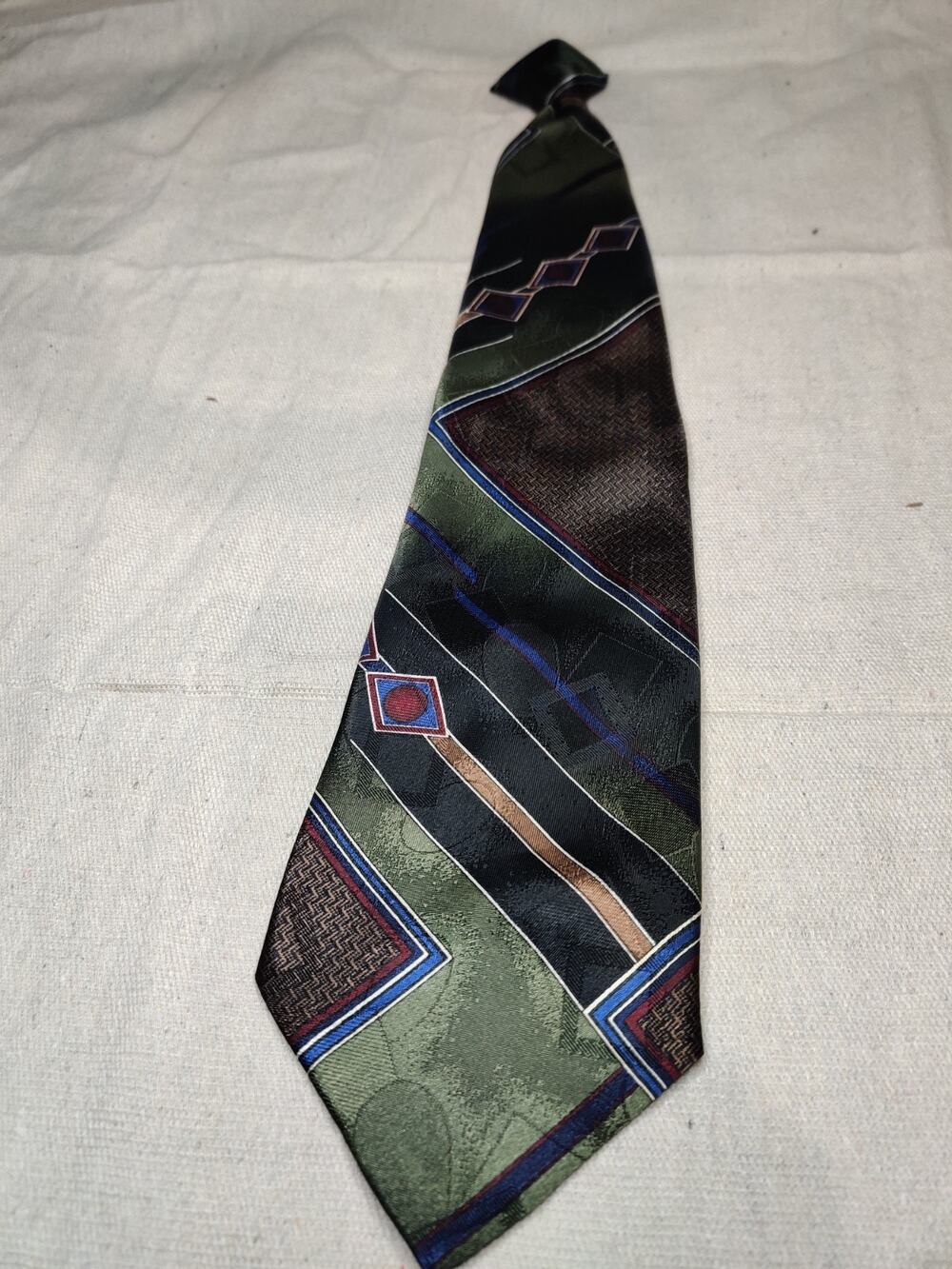 Vintage David Taylor 100% Polyester Multicolored Short Clip-On Tie 4"x21"